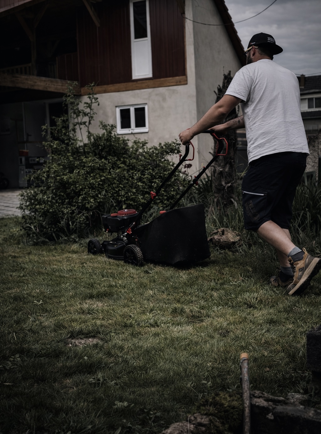 Professionnel en action tondant la pelouse